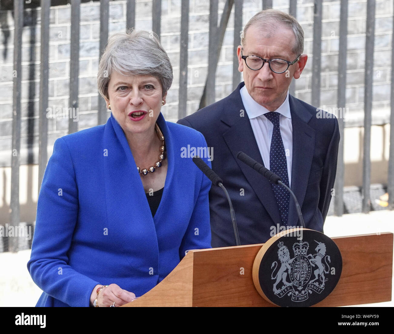 Londra, Regno Unito. Il 24 luglio, 2019. Il Primo Ministro inglese Theresa Maggio e suo marito Filippo può parla di media al di fuori del numero 10 di Downing Street a Londra. Credito: SOPA Immagini limitata/Alamy Live News Foto Stock