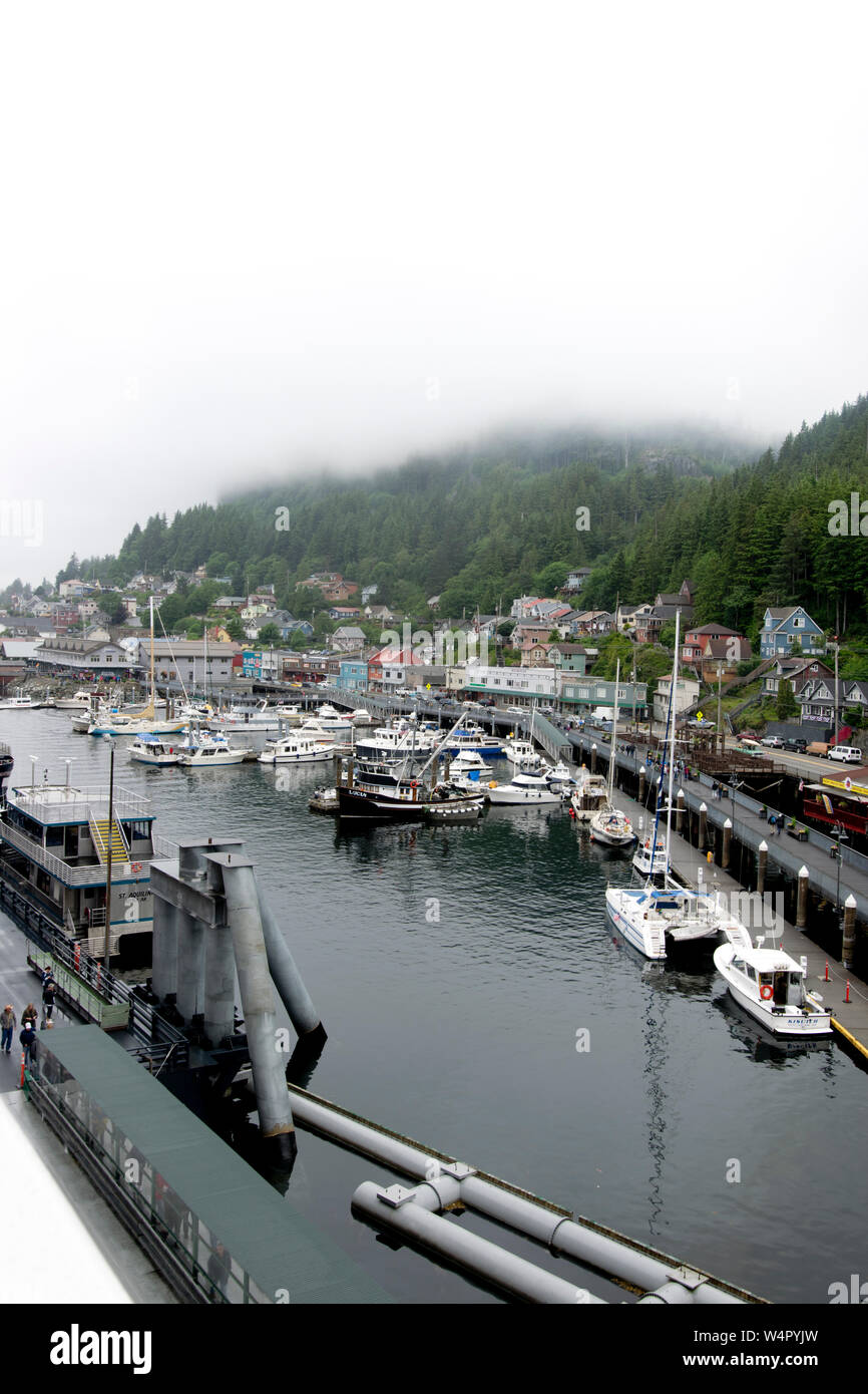 Vista di foggy Ketchikan Alaska dal norvegese gioia la nave di crociera. Foto Stock