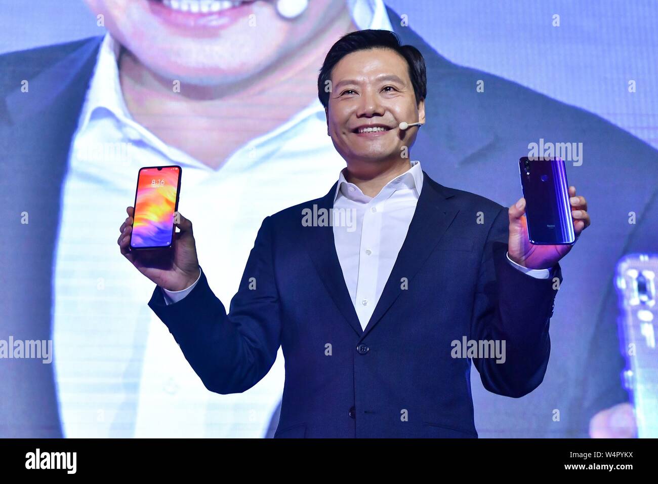 Lei Jun, Presidente e CEO di Xiaomi Technology e presidente di Kingsoft Corporation, introduce il Redmi Nota 7 smartphone durante il nuovo lancio di prodotti Foto Stock