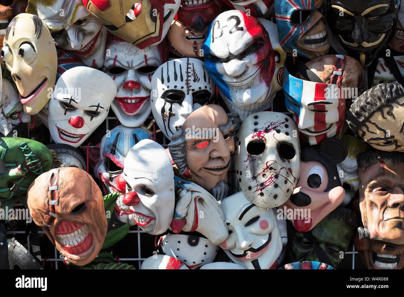 Una ridda di Scary Halloween maschere per la vendita al Lane County Fair di Eugene, Oregon, Stati Uniti d'America. Foto Stock