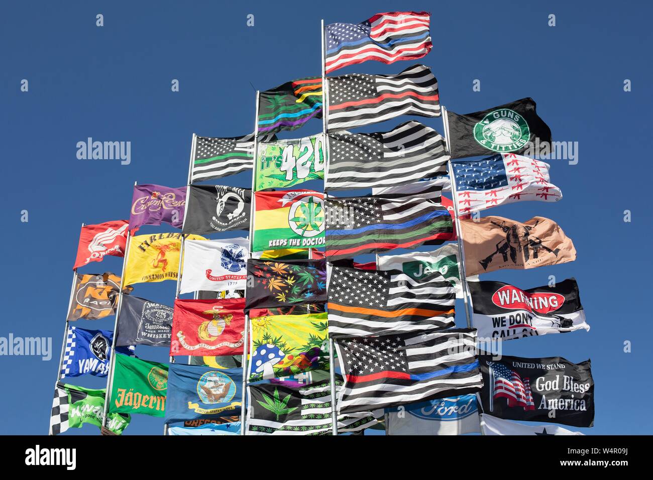 Un raggruppamento di vari flag, per la maggior parte raffigurante il patriottismo americano, al Lane County Fair di Eugene, Oregon, Stati Uniti d'America. Foto Stock