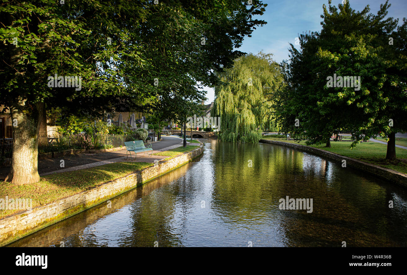 BOURTON-ON-the-Water Regno Unito - Luglio 21, 2019: vista di Bourton-on-the-acqua, un villaggio nel Cotswolds, Gloucestershire Foto Stock