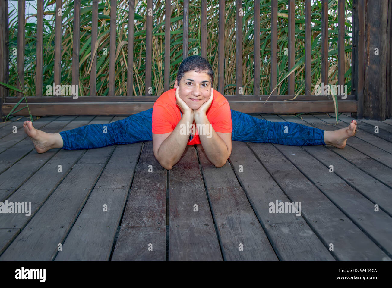 Donna adulta fare yoga all'aperto per rilassare la mente ed entrare in contatto con la sua anima Foto Stock