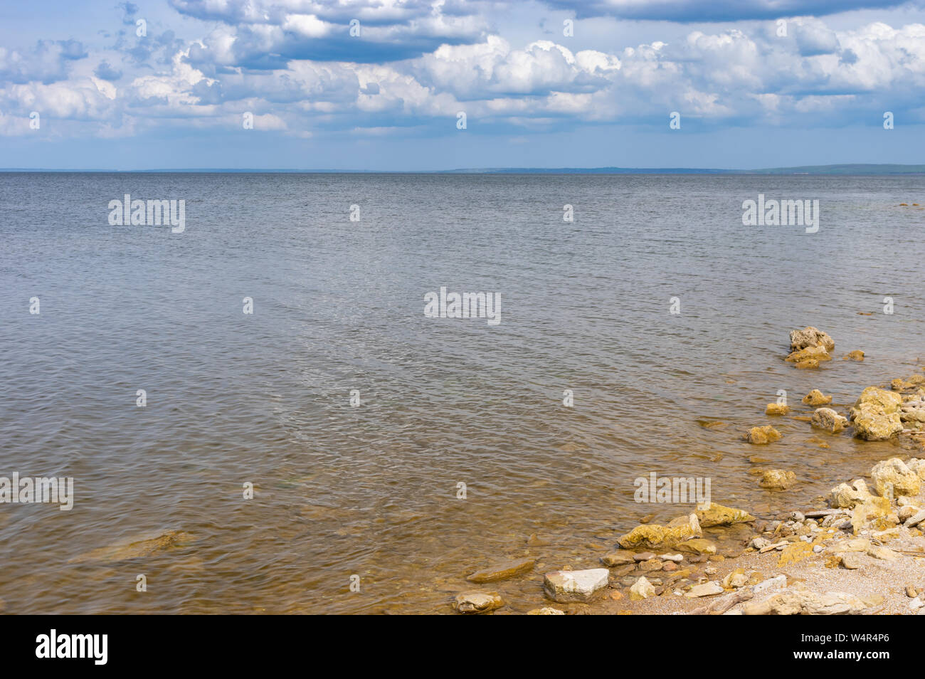 La molla paesaggio selvaggio con spiaggia su Kakhovka serbatoio collocato sul Dnipro River vicino villaggio Skelki, Ucraina Foto Stock