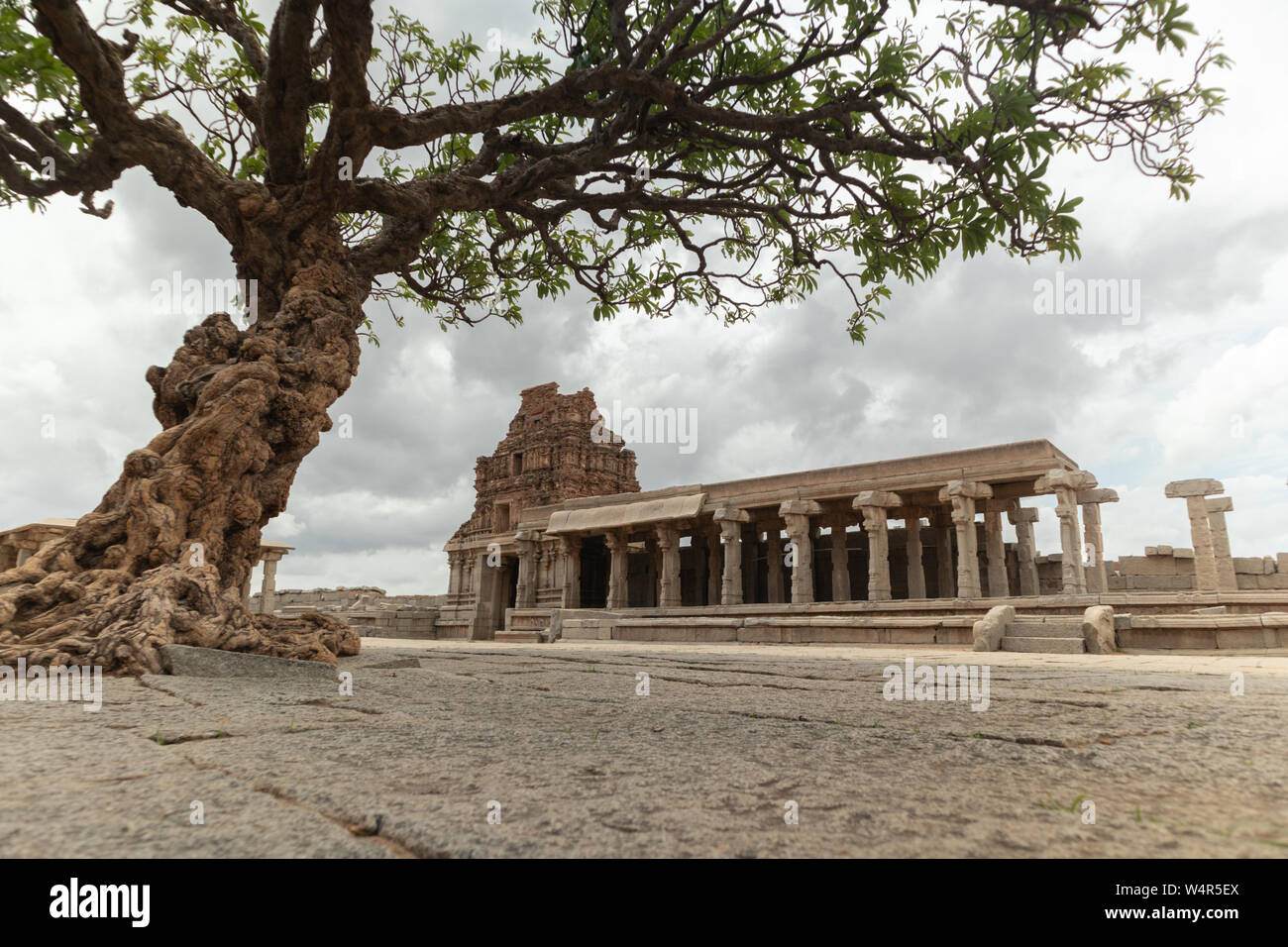 Vista attraverso la struttura abbandonata a Vittala tempio di Hampi, Karnataka, India Foto Stock