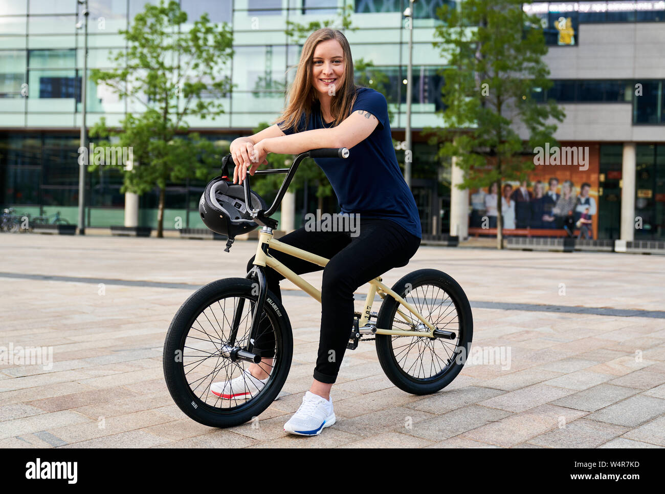 Il team di GB Charlotte Worthington, BMX Freestyle durante il primo anno di andare fino a Tokyo 2020 evento in Media City Piazza, Salford Quays. Foto Stock