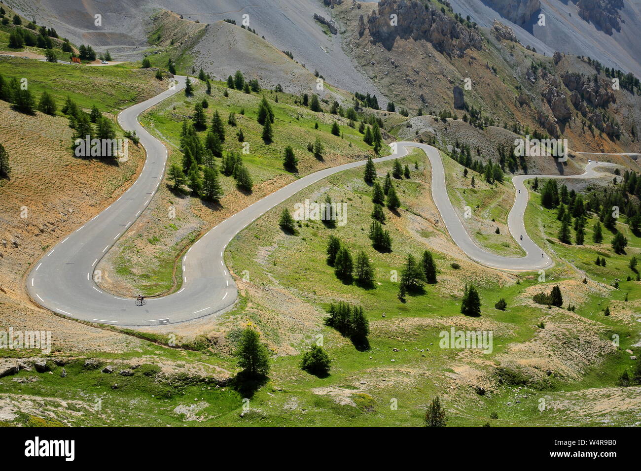 Il lato meridionale di Izoard pass con la strada tortuosa (famosa per i ciclisti), Queyras Parco Naturale Regionale, Alpi del Sud, Francia, Europa Foto Stock