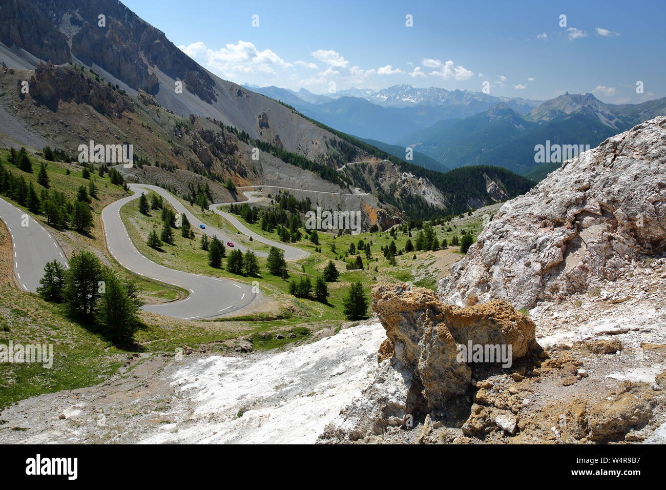 Il lato meridionale di Izoard pass con la strada tortuosa e il drammatico paesaggio chiamato Casse deserte, Queyras Parco Naturale Alpi del Sud, Francia Foto Stock