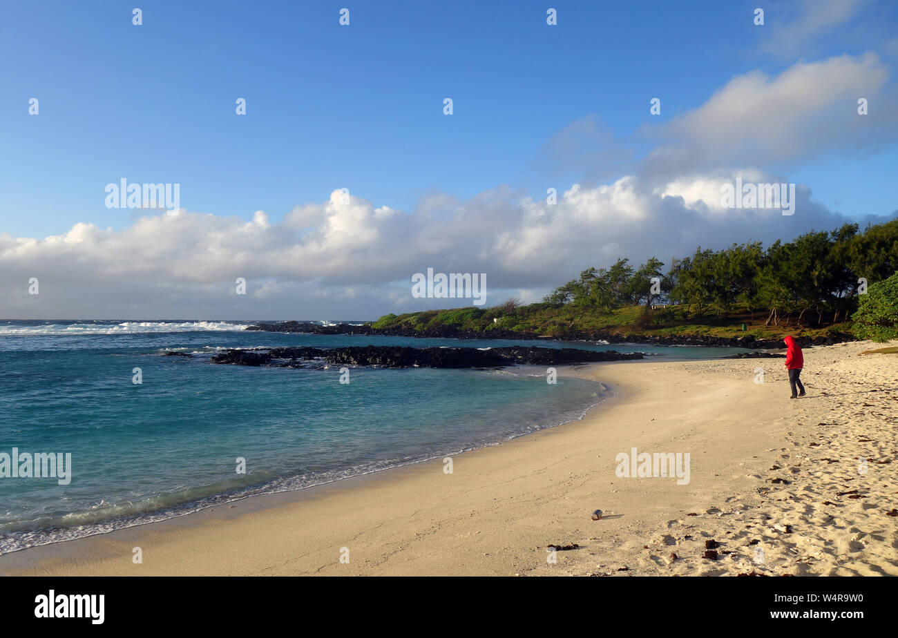 Persona che cammina lungo la Cambuse spiaggia pubblica, Mon Tresor, Mauritius. No signor Foto Stock