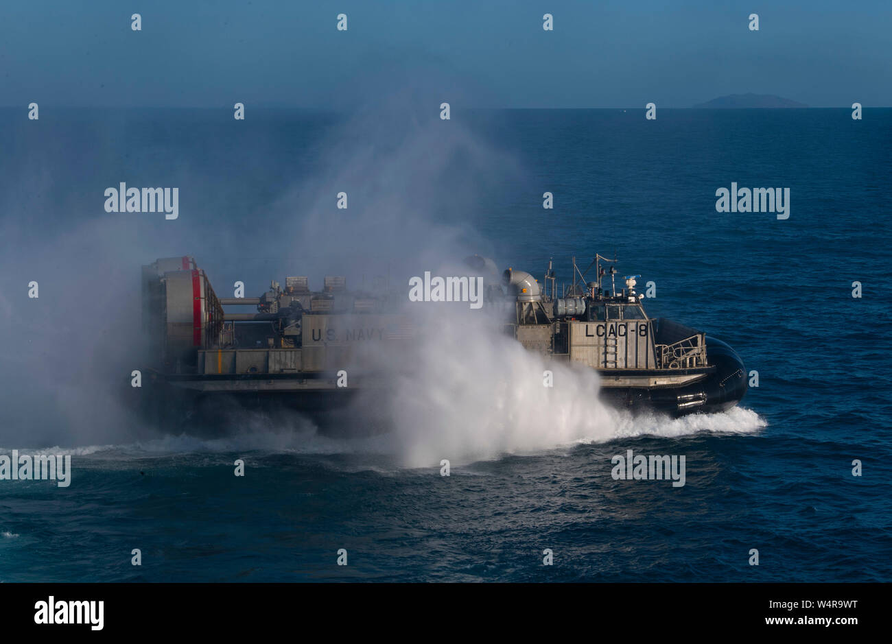 190724-N-BK435-0003 CORAL SEA (Luglio 24, 2019) - Landing Craft, cuscino d'aria (LCAC) 8, assegnato alla spiaggia navale unità (NBU) 7, si diparte la ben coperta dell'assalto anfibio nave USS Wasp (LHD 1). Wasp, ammiraglia di Wasp Expeditionary Strike gruppo, con avviato 31 Marine Expeditionary Unit, partecipa attualmente a Talisman Sabre 2019 al largo delle coste del nord Australia. Un accordo bilaterale, evento biennale, Talisman Sabre è progettato per migliorare NEGLI STATI UNITI Australia e combattere la formazione, la disponibilità e l' interoperabilità attraverso l' realistico, formazione pertinenti necessarie per mantenere la sicurezza regionale e la pace Foto Stock