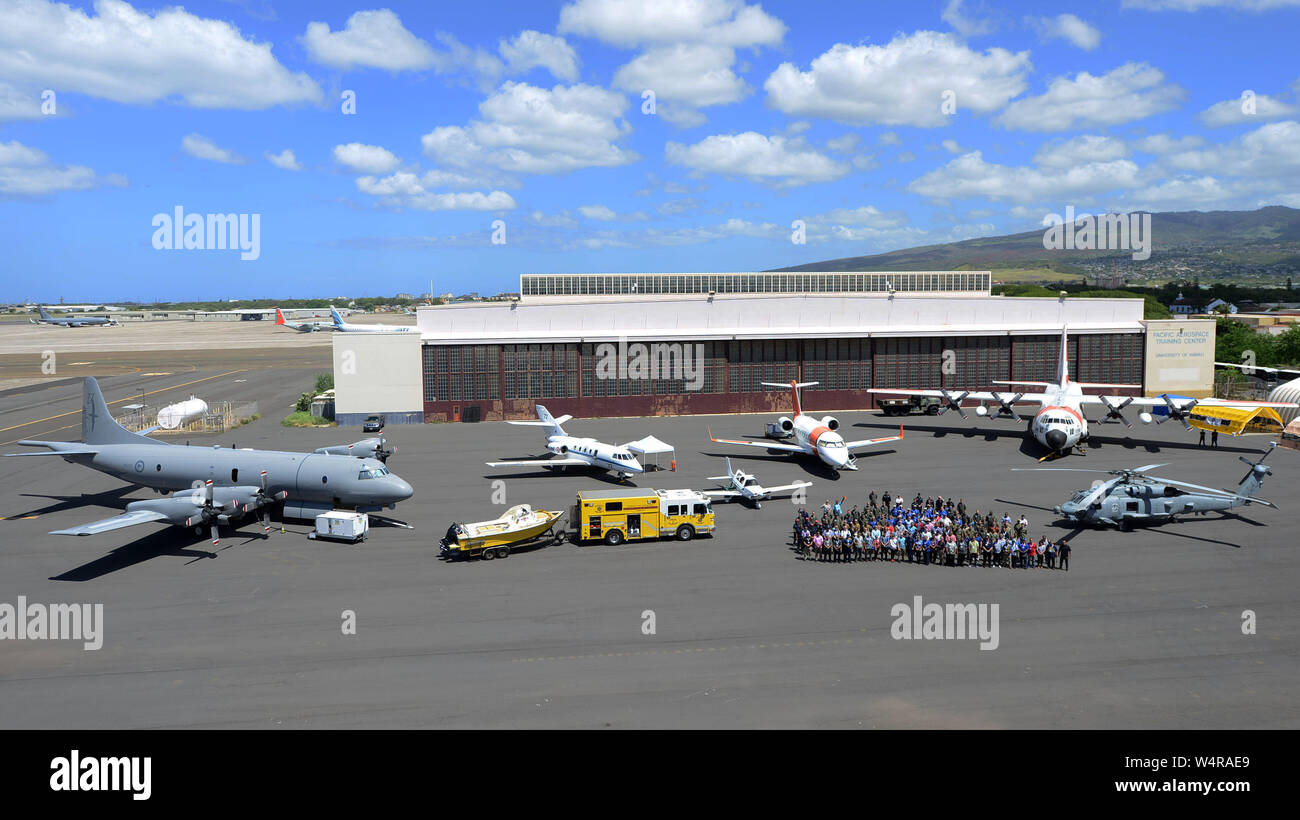 Il Pacifico 8 Ricerca e salvataggio raccoglie in officina per una visualizzazione statica di partecipanti attivi alla Kalealoa Aeroporto su Oahu, Hawaii, luglio 24, 2019. Gli Stati Uniti è che ospita la manifestazione di quest'anno con più di quindici paesi per discutere la ricerca e il salvataggio in tutta la regione del Pacifico. (U.S. Coast Guard foto di Sottufficiali di seconda classe Amanda Wyrick/rilasciato) Foto Stock