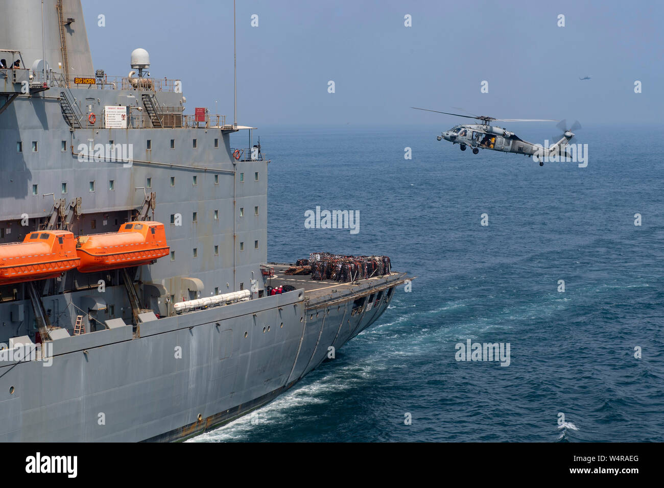 190724-N-NB544-1158 GOLFO ARABICO (24 luglio 2019) un MH-60S Sea Hawk assegnato al mare in elicottero Combat Squadron (HSC 21), si avvicina alla flotta oliatore di rifornimento USNS Big Horn (T-AO 198) durante un rifornimento verticale. Il Boxer anfibio gruppo pronto e la XI Marine Expeditionary Unit team ed è distribuito per la Quinta Flotta area di operazione a sostegno di operazioni navali per garantire stabilità marittimo e la sicurezza nella regione centrale di collegamento del Mediterraneo e del Pacifico attraverso l'Oceano Indiano occidentale e tre strategici punti di strozzatura. (U.S. Navy Foto di comunicazione di massa speci Foto Stock