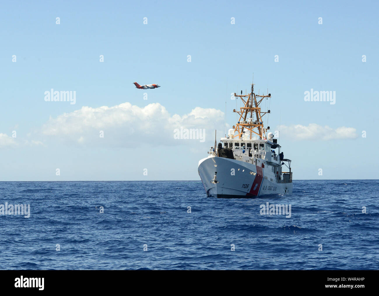 Il Guardacoste Giuseppe Gerczak (WPC 1126) prende parte a una ricerca e salvataggio di esercizio con i partner internazionali off Oahu, Hawaii, luglio 24, 2019. L'esercizio era al di là di una biennale workshop sar portato dal Pacifico di ricerca e salvataggio di Comitato Direttivo. (U.S. Coast Guard foto di Sottufficiali di terza classe Matteo West/rilasciato) Foto Stock
