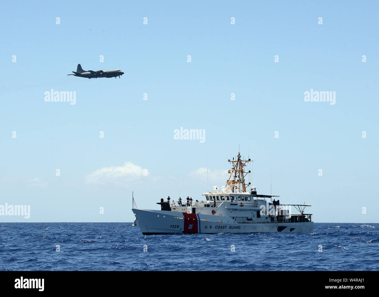 Il Guardacoste Giuseppe Gerczak (WPC 1126) e internazionali agenzie partner di prendere parte a una ricerca ed esercitazione di soccorso al largo di Oahu, Hawaii, luglio 24, 2019. Lo scopo di questo esercizio è di migliorare la risposta sar delle funzionalità e della capacità in tutto il Pacifico. (U.S. Coast Guard foto di Sottufficiali di terza classe Matteo West/rilasciato) Foto Stock
