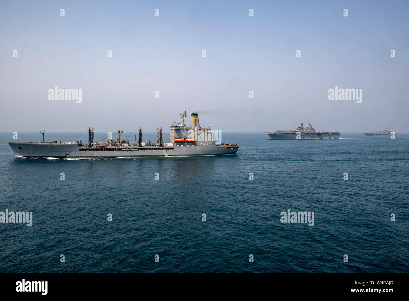 190724-N-NB544-1397 GOLFO ARABICO (Luglio 24, 2019) da sinistra, la flotta di rifornimento USNS oliatore Big Horn (T-AO 198), Amphibious Assault nave USS Boxer (LHD 4), e la flotta di rifornimento USNS oliatore Tippecanoe (T-AO 199) transito il Golfo Arabico. Boxer è parte del Boxer anfibio gruppo pronto e la XI Marine Expeditionary Unit team ed è distribuito per la Quinta Flotta area di operazione a sostegno di operazioni navali per garantire stabilità marittimo e la sicurezza nella regione centrale di collegamento del Mediterraneo e del Pacifico attraverso l'Oceano Indiano occidentale e tre strategici punti di strozzatura. ( Foto Stock