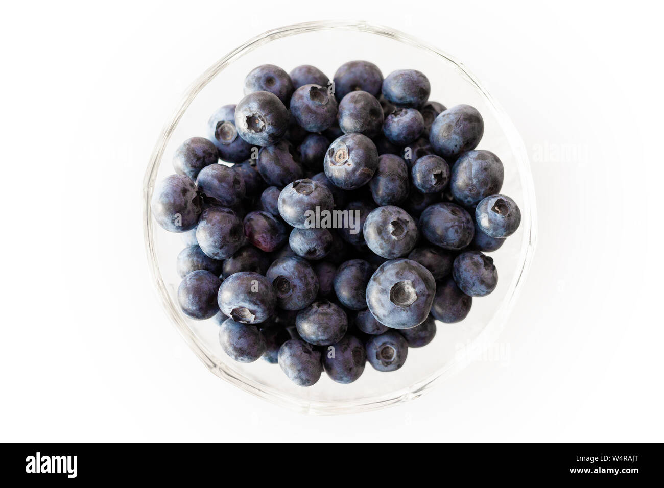 I mirtilli in una ciotola su sfondo bianco. Frutta estiva. Dessert sano. Qualcosa di delizioso dopo la prima colazione. Dieta vegana. Foto Stock