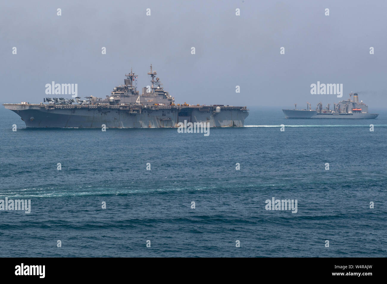 190724-N-NB544-1351 GOLFO ARABICO (24 luglio 2019) l'assalto anfibio nave USS Boxer (LHD 4) e il rifornimento della flotta USNS oliatore Tippecanoe (T-AO 199) transito il Golfo Arabico a seguito di un rifornimento in mare. Boxer è parte del Boxer anfibio gruppo pronto e la XI Marine Expeditionary Unit team ed è distribuito per la Quinta Flotta area di operazione a sostegno di operazioni navali per garantire stabilità marittimo e la sicurezza nella regione centrale di collegamento del Mediterraneo e del Pacifico attraverso l'Oceano Indiano occidentale e tre strategici punti di strozzatura. (U.S. Foto di Marina di Massa communi Foto Stock