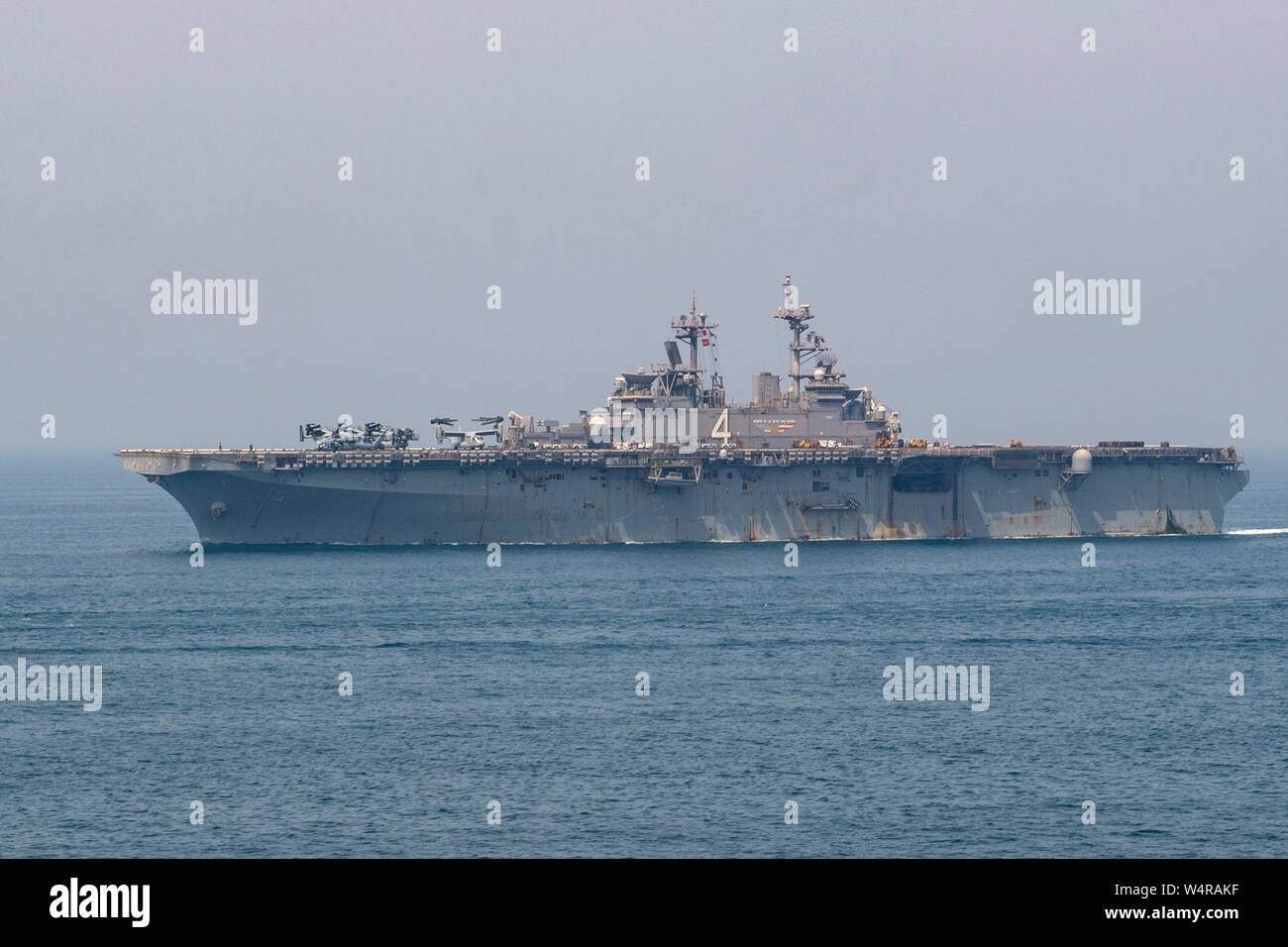 190724-N-NB544-1424 GOLFO ARABICO (24 luglio 2019) l'assalto anfibio nave USS Boxer (LHD 4) transita il Golfo Arabico. Boxer è parte del Boxer anfibio gruppo pronto e la XI Marine Expeditionary Unit team ed è distribuito per la Quinta Flotta area di operazione a sostegno di operazioni navali per garantire stabilità marittimo e la sicurezza nella regione centrale di collegamento del Mediterraneo e del Pacifico attraverso l'Oceano Indiano occidentale e tre strategici punti di strozzatura. (U.S. Foto di Marina di Massa lo specialista di comunicazione 2a classe Kyle Carlstrom) Foto Stock