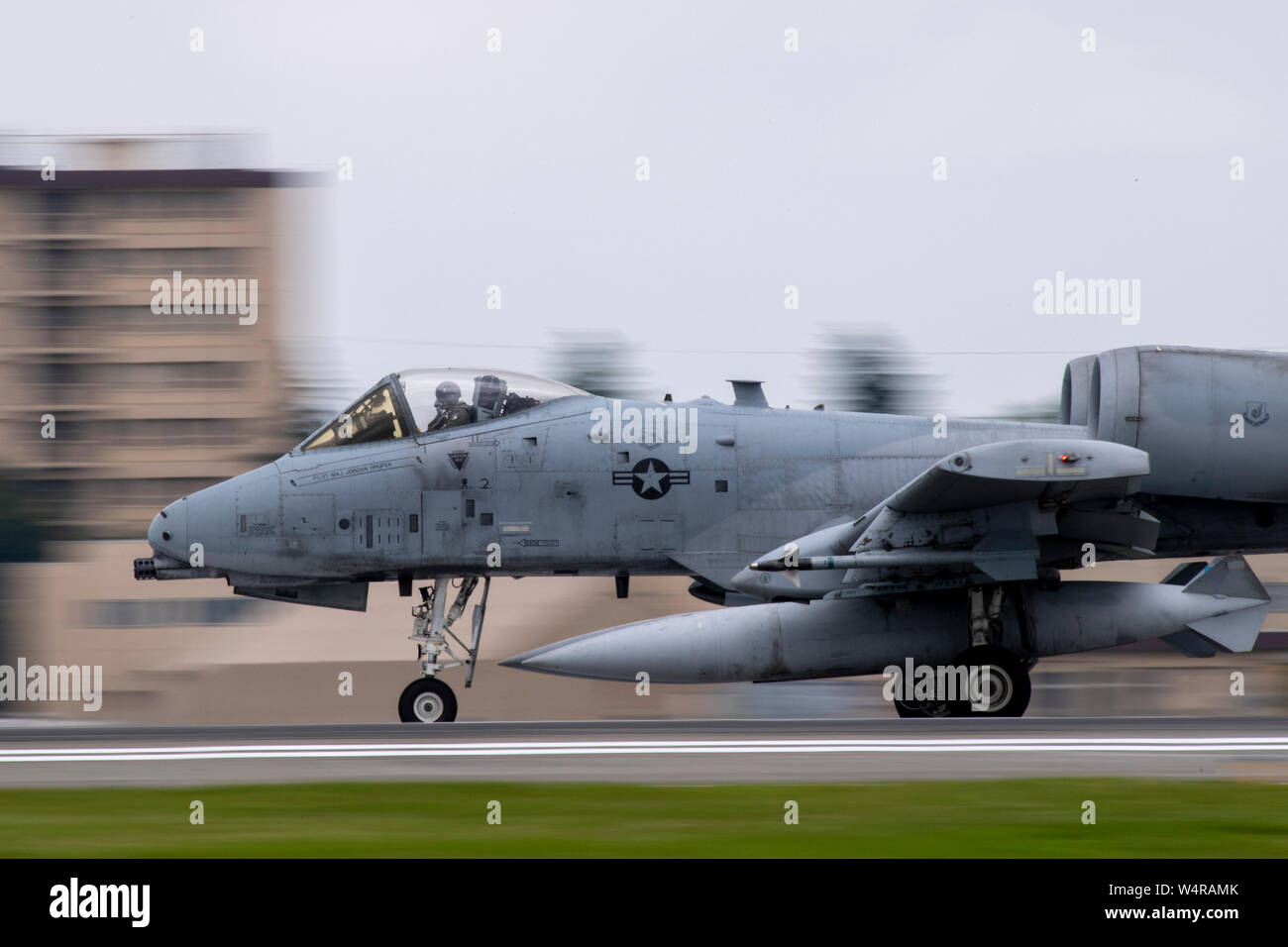 Un A-10 Thunderbolt II assegnato al venticinquesimo Fighter Squadron, Osan Air Base, Repubblica di Corea si toglie a Yokota Air Base, Giappone, 23 luglio, 2019. Otto A-10s deviato a Yokota AB a causa di tifone Danas. (U.S. Air Force foto di Yasuo Osakabe) Foto Stock