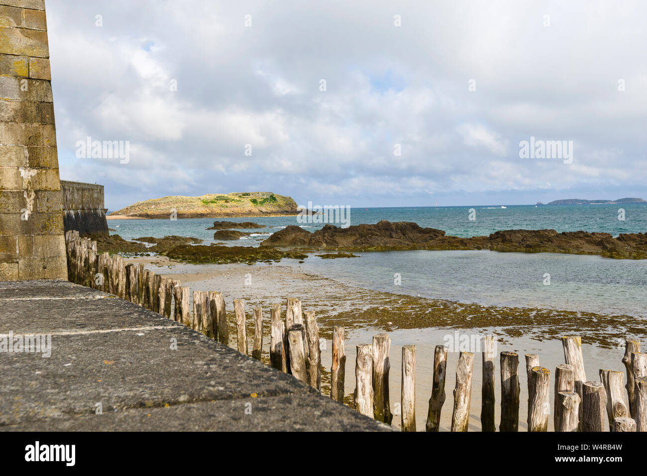 Struttura di frangionde allineamento dei pali in legno di rovere, questi pali in legno a proteggere la città dalla forza delle onde in Saint Malo Francia Foto Stock