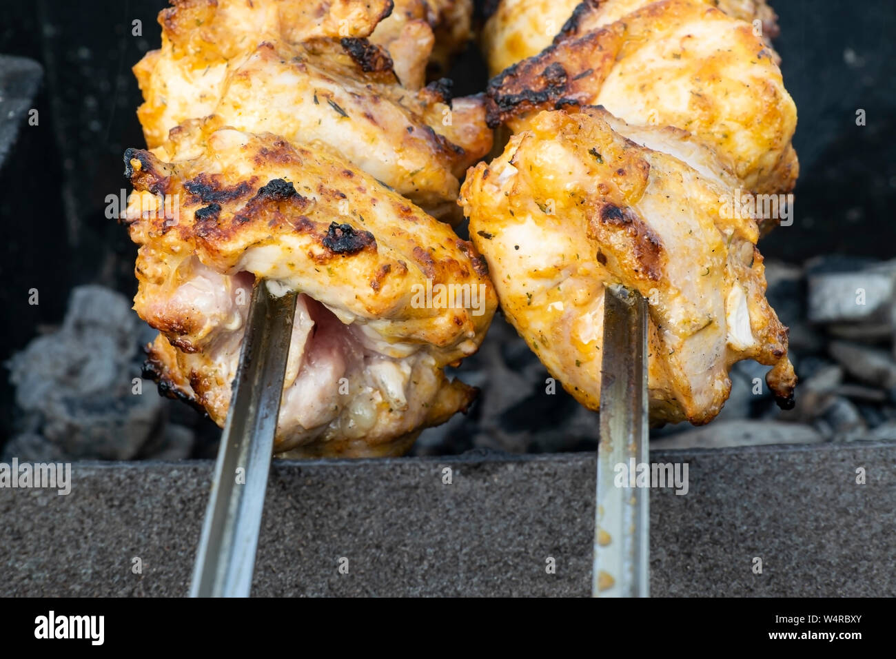 Pollo Marinato kebab cotto alla griglia sulla brace. Kebab spiedino è popolare in tutto il mondo. Foto Stock