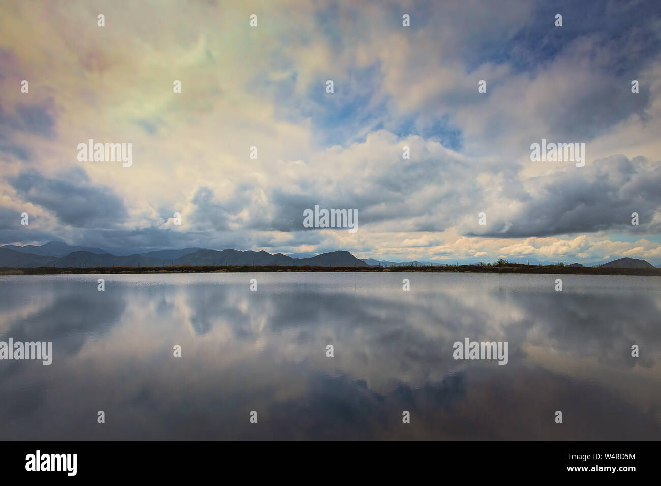 Lago di montagna in Austria Alpi con la riflessione del cielo drammatico. La natura dello sfondo. Foto Stock