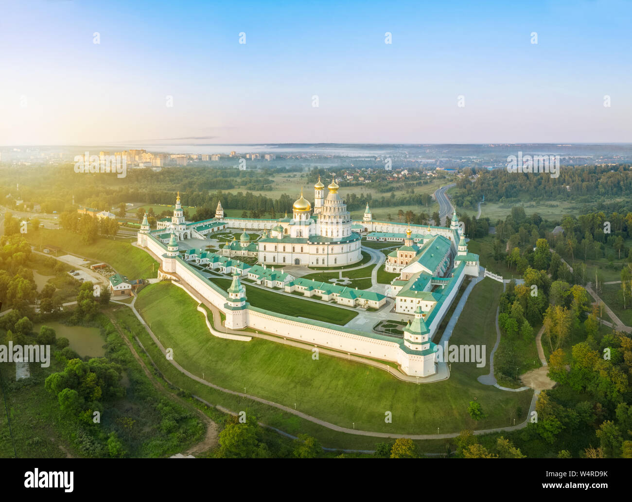 Vista aerea sulla nuova Gerusalemme monastero il sunrise in Istria, Oblast di Mosca, Russia Foto Stock