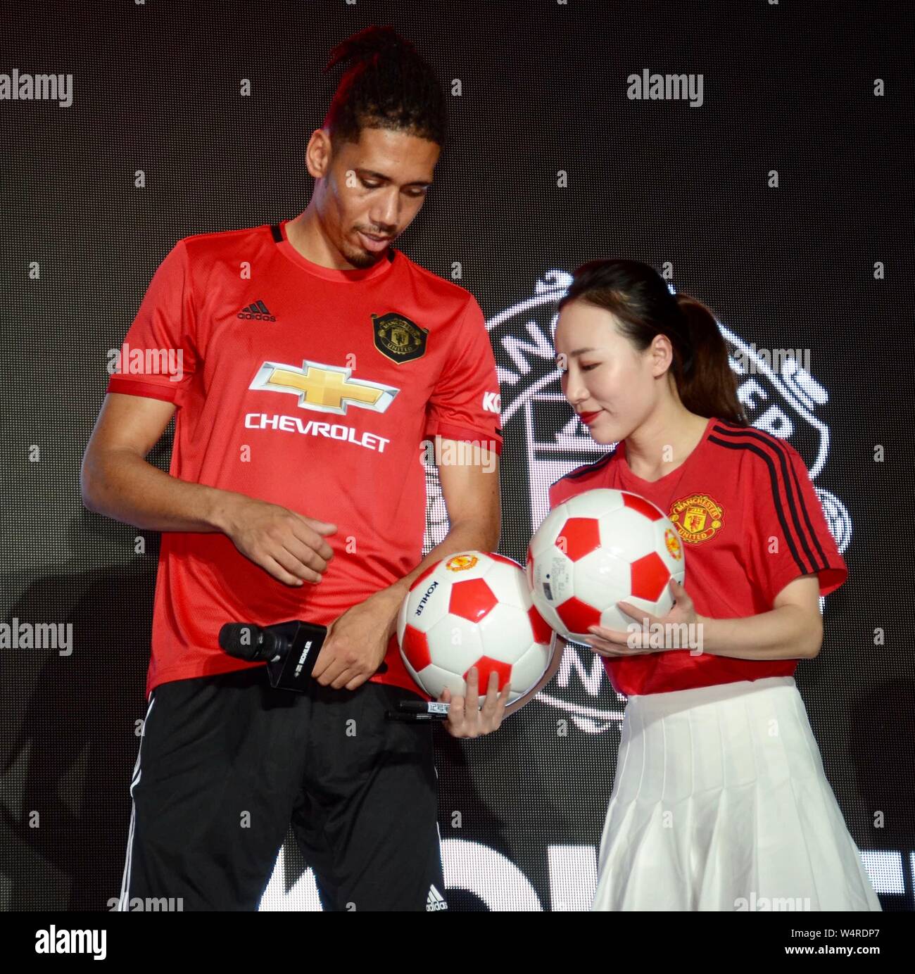 Chris Smalling del Manchester United F.C. della Premier League partecipa ad un evento promozionale per Kohler durante 2019 pre-stagione turistica a Shanghai, Cina, 23 luglio 2019. Foto Stock