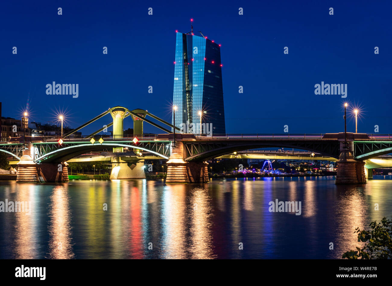 23 luglio 2019, Assia, Frankfurt/Main: la sede della Banca centrale europea (BCE) ad est di Francoforte dietro il illuminato ponti principale in tarda serata. Foto: Frank Rumpenhorst/dpa Foto Stock