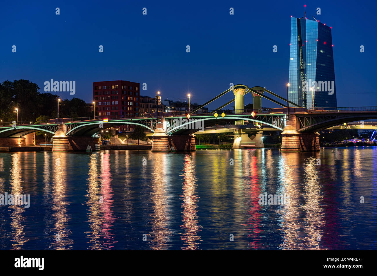 23 luglio 2019, Assia, Frankfurt/Main: la sede della Banca centrale europea (BCE, r) ad est di Francoforte dietro il illuminato ponti principale in tarda serata. Foto: Frank Rumpenhorst/dpa Foto Stock