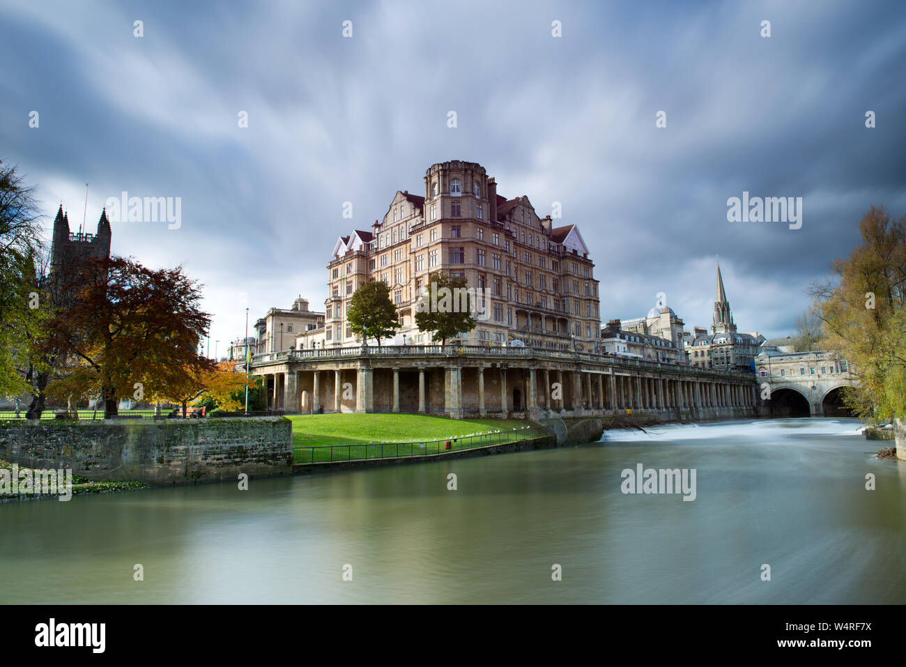 Avon River e lo storico Pulteney Bridge a Bath, Somerset, Inghilterra Foto Stock