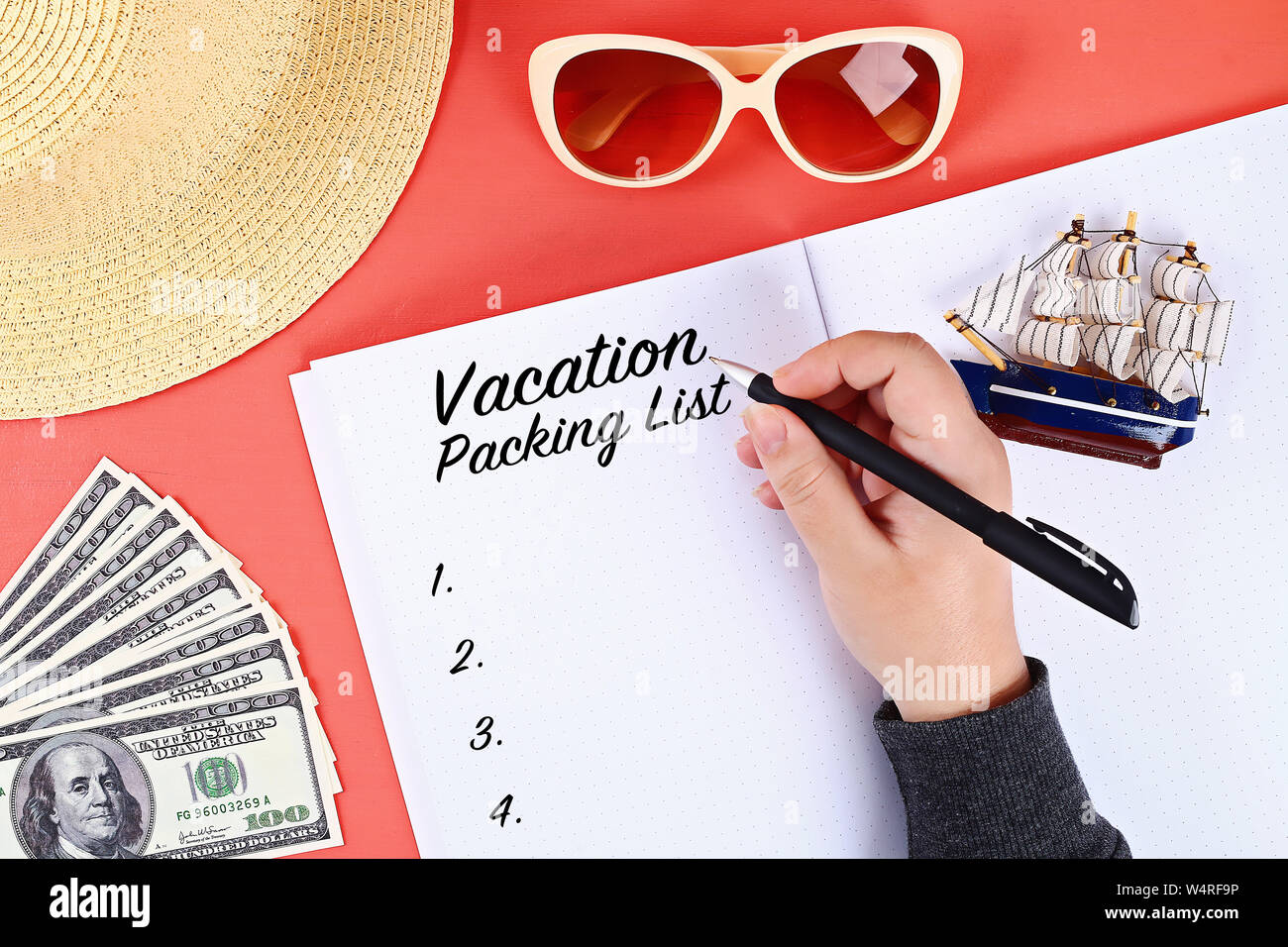 Lista di prodotti consegnati per la vacanza estiva su un foglio del notebook. Vacanze viaggi concetto. Foto Stock