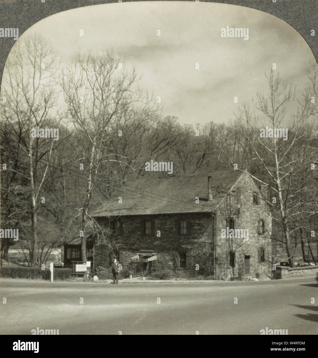 Pierce mulino in Rock Creek Park nel 1935. La Peirce Mill è un mulino storico edificio situato in Rock Creek Park, al Tilden Street e Beach Drive, Northwest, Washington, Stati Uniti. Rock Creek Park è un grande parco urbano che divide in due il quadrante Northwest di Washington D.C. Il parco è stato creato da un atto del Congresso nel 1890 e oggi è amministrato dal National Park Service. In aggiunta al parco vero e proprio, il Rock Creek unità amministrativa del National Park Service gestisce varie altre proprietà federalmente proprietà nel Distretto di Columbia Foto Stock