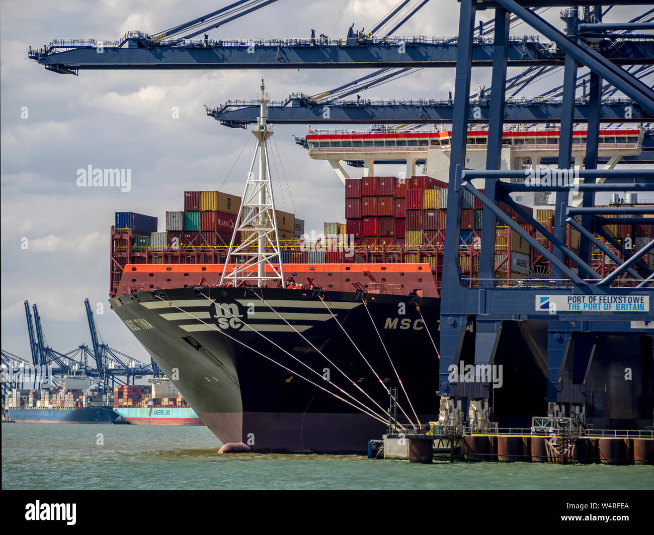 FELIXSTOWE, ESSEX, Regno Unito - 18 LUGLIO 2018: Il porto con la nave container in fase di scarico Foto Stock