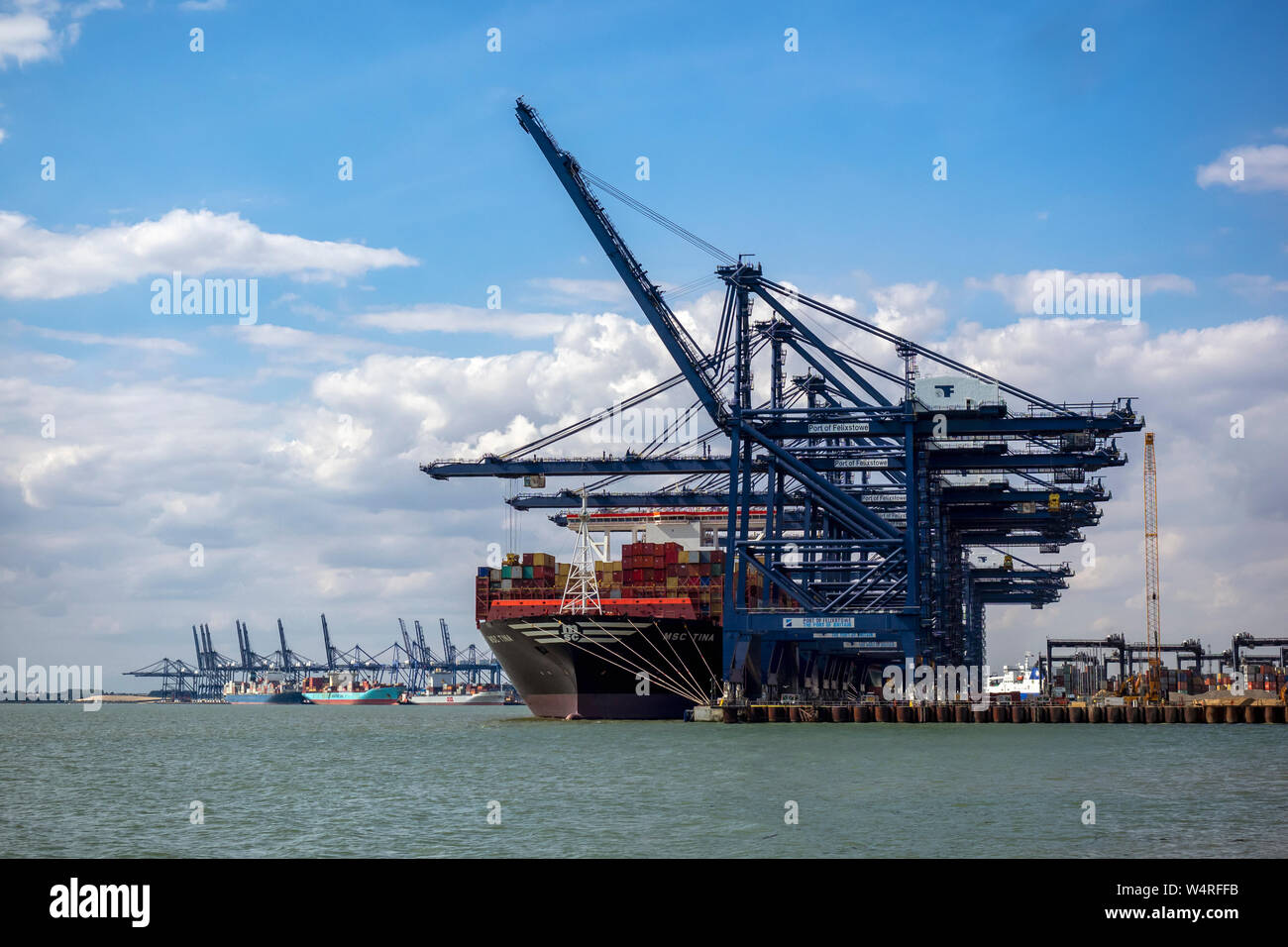 FELIXSTOWE, ESSEX, Regno Unito - 18 LUGLIO 2018: Il porto con la nave container in fase di scarico Foto Stock