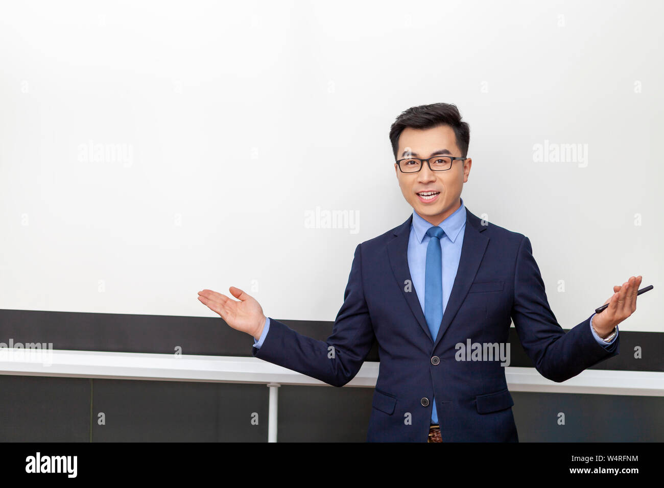 Uomo di fronte a whiteboard, Pechino, Cina Foto Stock