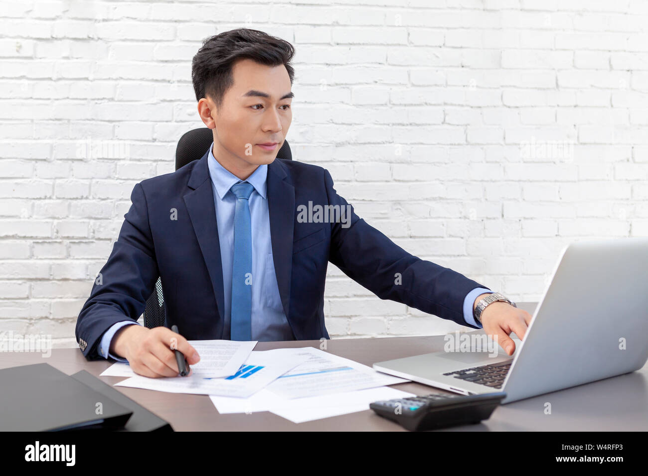L'uomo facendo il lavoro di ufficio, Pechino, Cina Foto Stock