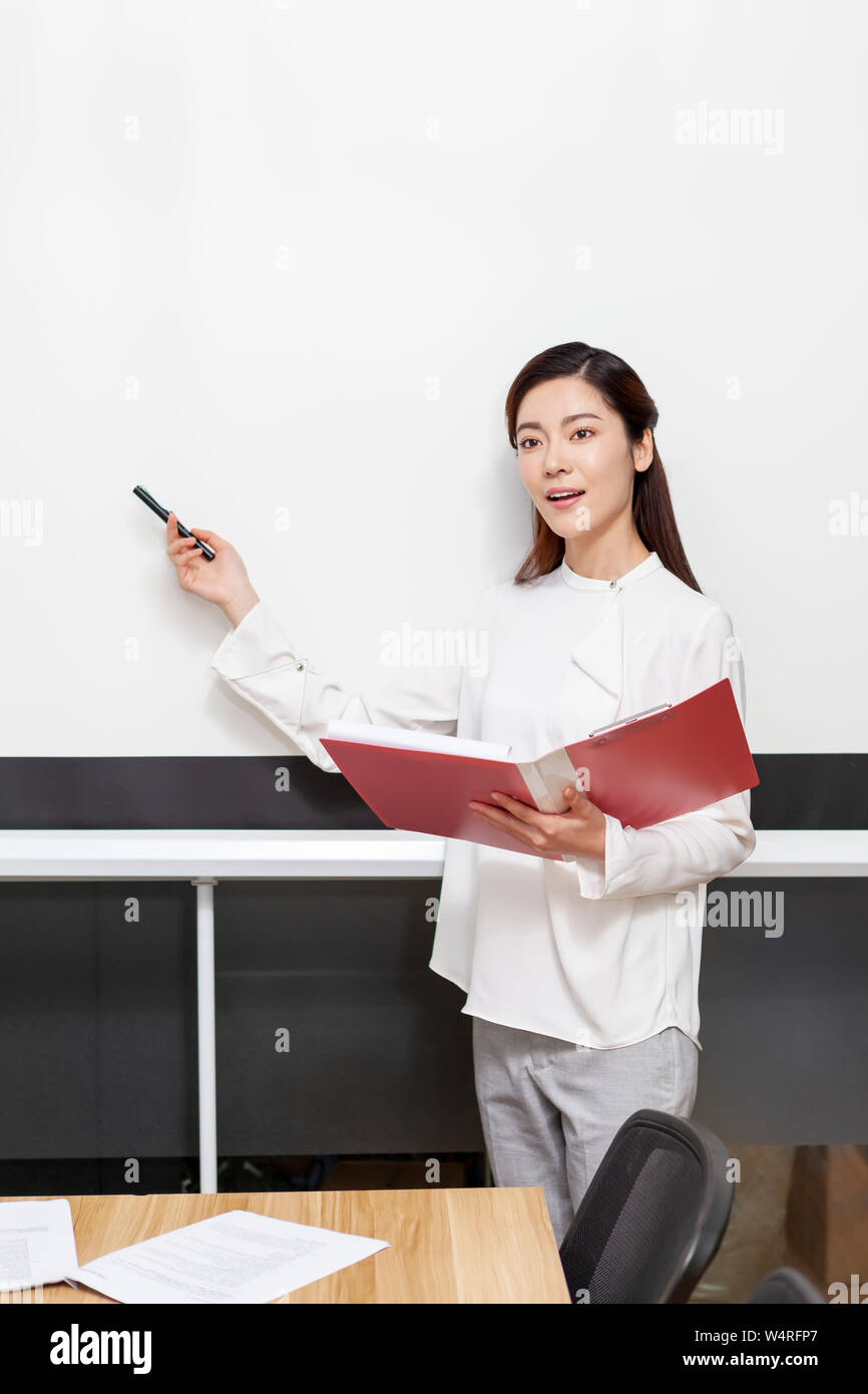 Donna di fronte a whiteboard, Pechino, Cina Foto Stock