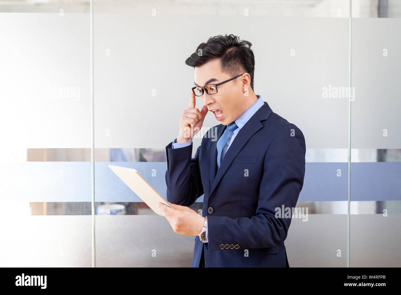 Uomo in elegante abito in ufficio, Pechino, Cina Foto Stock