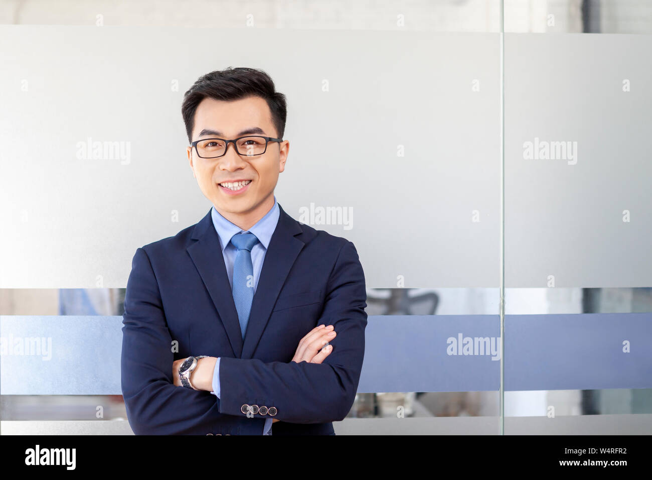 Uomo in elegante abito in ufficio, Pechino, Cina Foto Stock