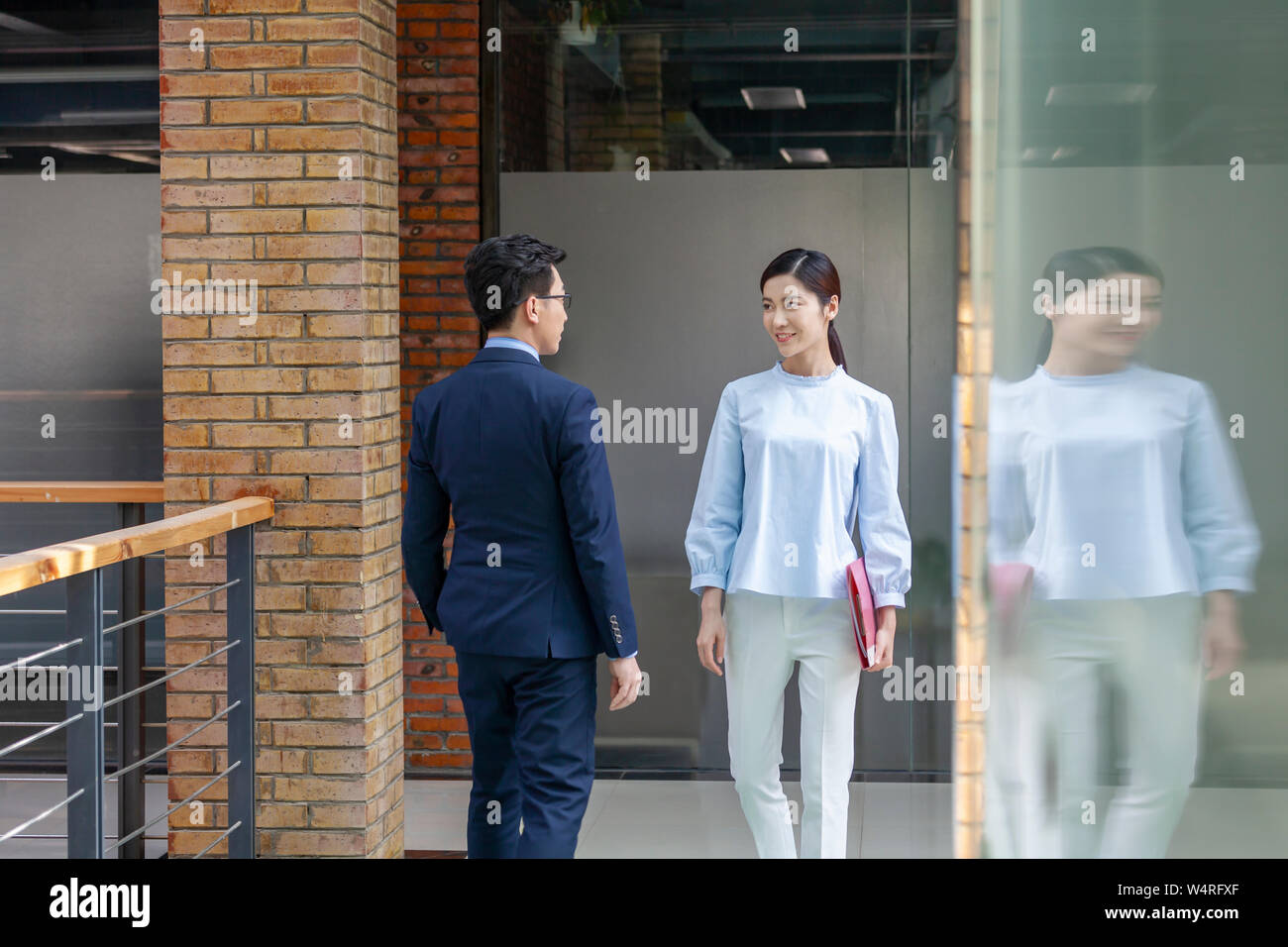 Manager a parlare con il dipendente a Pechino, Cina Foto Stock