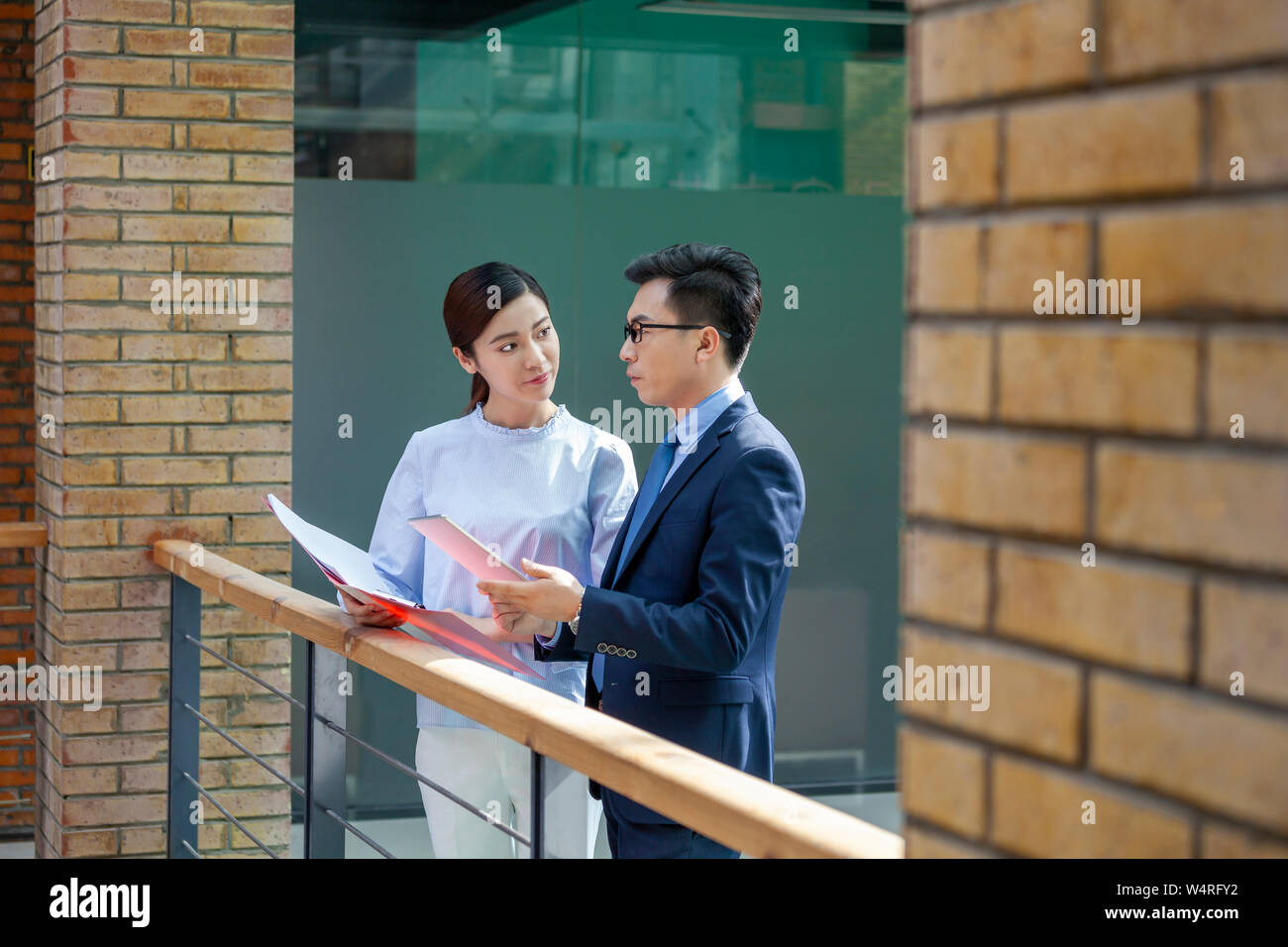 Capo a parlare con il dipendente a Pechino, Cina Foto Stock