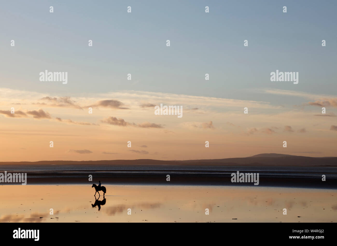 Equitazione sulla baia di Morecambe situata a Bolton le Sands, Lancashire, Inghilterra, UJK Foto Stock