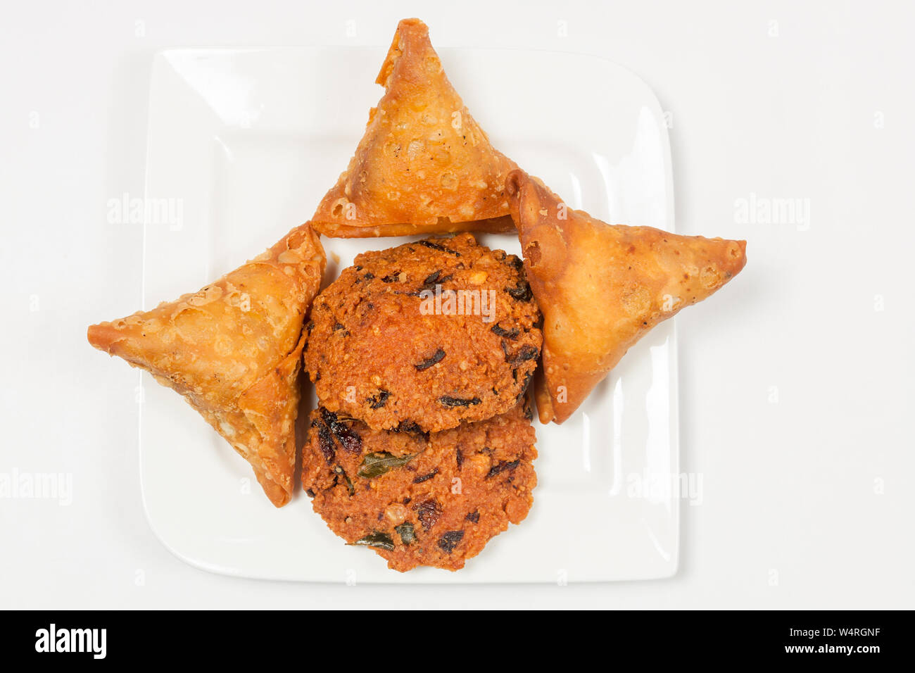 Il Kerala Vada e Samosa in una piastra bianca Foto Stock