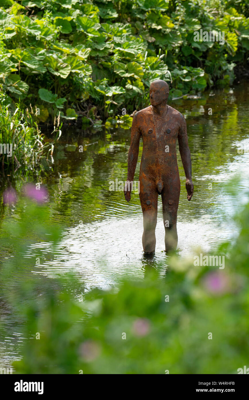 Antony Gormley "6 Tempi' " diritto " scultura in acqua di Leith a Edimburgo, Scozia. comprendente sei life-size figure, posizionato tra il Foto Stock