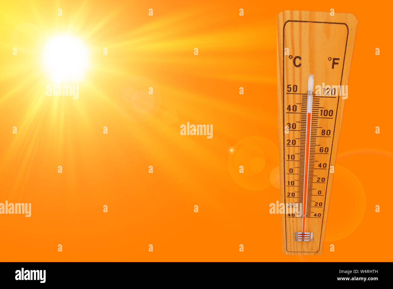 Sunny estate sfondo con il termometro segna un temperatura oltre 40 gradi e sole luminoso su uno sfondo arancione Foto Stock