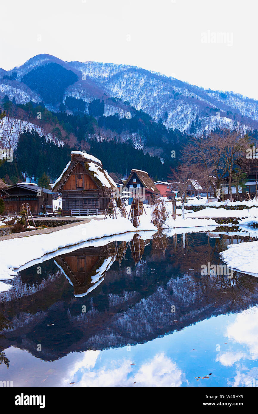 Villaggio in legno case di montagna su orizzonte riflettendo nel lago in inverno, Ono distretto, Prefettura di Gifu, Giappone Foto Stock Villaggio in legno case di montagna su orizzonte riflettendo nel lago in inverno, Ono distretto, Prefettura di Gifu, Giappone Foto Stock