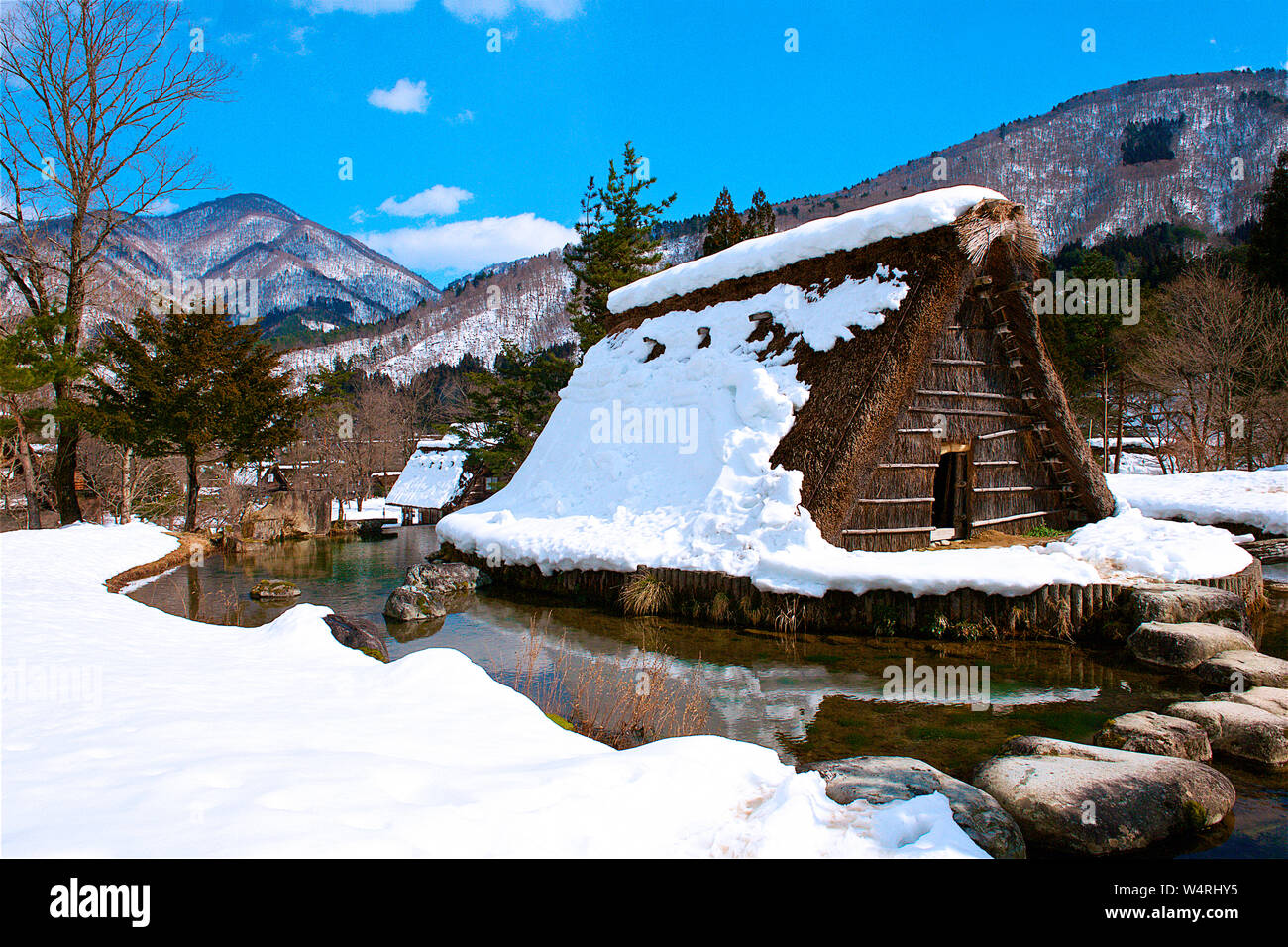 Il villaggio di legno Rifugio con tetto di paglia circondati da acqua con montagna sull orizzonte in inverno, villaggio di Shirakawa, Ono District Foto Stock Il villaggio di legno Rifugio con tetto di paglia circondati da acqua con montagna sull orizzonte in inverno, villaggio di Shirakawa, Ono District Foto Stock