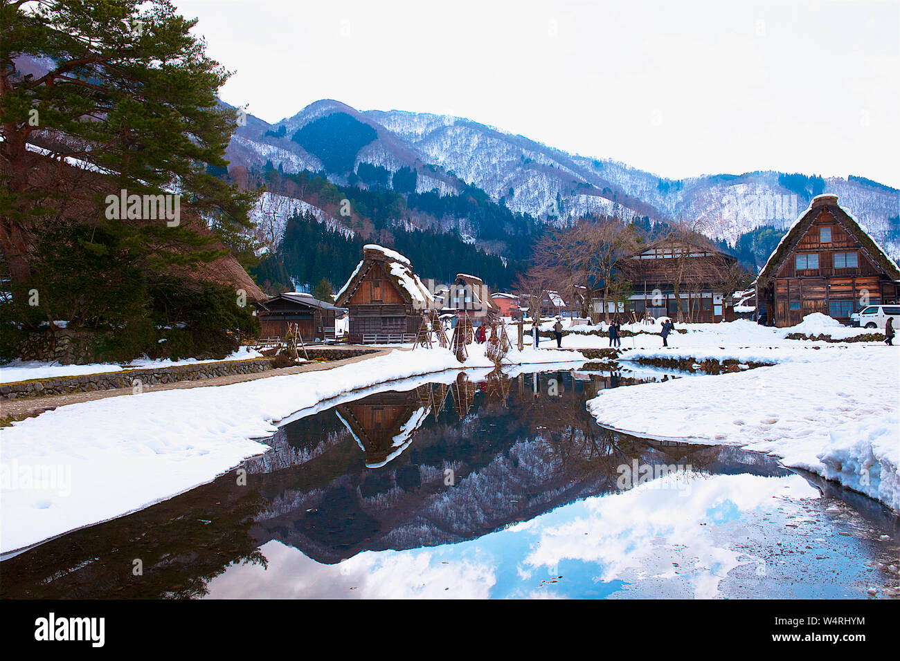 Villaggio in legno case con la gamma della montagna sull'orizzonte riflettendo nel lago in inverno, Ono distretto, Prefettura di Gifu, Giappone Foto Stock Villaggio in legno case con la gamma della montagna sull'orizzonte riflettendo nel lago in inverno, Ono distretto, Prefettura di Gifu, Giappone Foto Stock