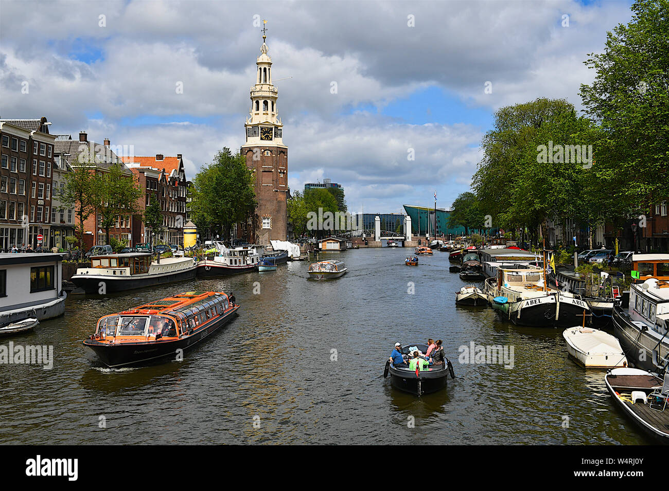 Barche sul canale Oudeschans, Amsterdam, Paesi Bassi Foto Stock